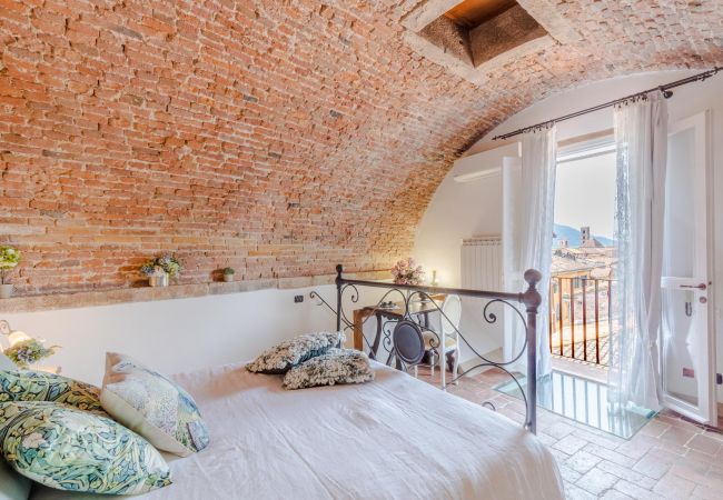 Apartamento en Lucca - Casa La Guardia, a Classic 3 bedrooms Panoramic Apartment inside a Medieval tower dating back to 1100s within the Walls of Lucca Apartamento en Lucca - Casa La Guardia, a Classic 3 bedrooms Panoramic Apartment inside a Medieval tower dating back to 1100s within the Walls of Lucca