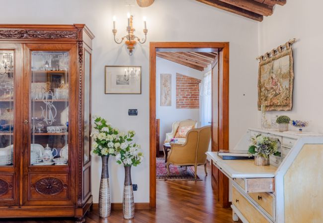 Apartamento en Lucca - Casa La Guardia, a Classic 3 bedrooms Panoramic Apartment inside a Medieval tower dating back to 1100s within the Walls of Lucca Apartamento en Lucca - Casa La Guardia, a Classic 3 bedrooms Panoramic Apartment inside a Medieval tower dating back to 1100s within the Walls of Lucca