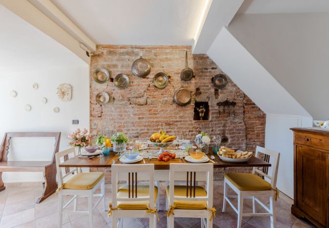 Apartamento en Lucca - Casa La Guardia, a Classic 3 bedrooms Panoramic Apartment inside a Medieval tower dating back to 1100s within the Walls of Lucca Apartamento en Lucca - Casa La Guardia, a Classic 3 bedrooms Panoramic Apartment inside a Medieval tower dating back to 1100s within the Walls of Lucca