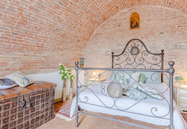 Apartamento en Lucca - Casa La Guardia, a Classic 3 bedrooms Panoramic Apartment inside a Medieval tower dating back to 1100s within the Walls of Lucca Apartamento en Lucca - Casa La Guardia, a Classic 3 bedrooms Panoramic Apartment inside a Medieval tower dating back to 1100s within the Walls of Lucca