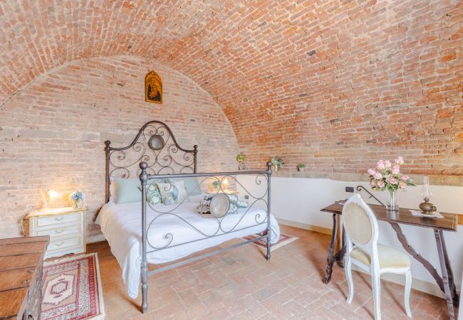 Apartamento en Lucca - Casa La Guardia, a Classic 3 bedrooms Panoramic Apartment inside a Medieval tower dating back to 1100s within the Walls of Lucca Apartamento en Lucca - Casa La Guardia, a Classic 3 bedrooms Panoramic Apartment inside a Medieval tower dating back to 1100s within the Walls of Lucca