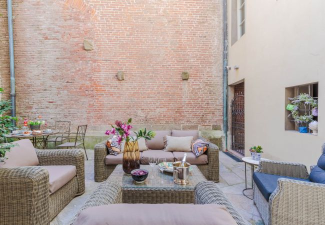 Apartamento en Lucca - Vissi D'Arte, a Luxury Ground Floor Apartment with Private Garden inside the Walls of Lucca Apartamento en Lucca - Vissi D'Arte, a Luxury Ground Floor Apartment with Private Garden inside the Walls of Lucca