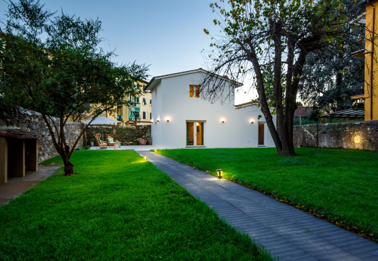 Apartamento en Lucca - The City Oasis, a Villa inside Lucca with Private Garden
