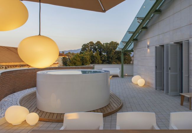 Apartamento en Lucca - Canticle Lucca Luxury Apartment with Elevator, Terrace, Parking and Jacuzzi