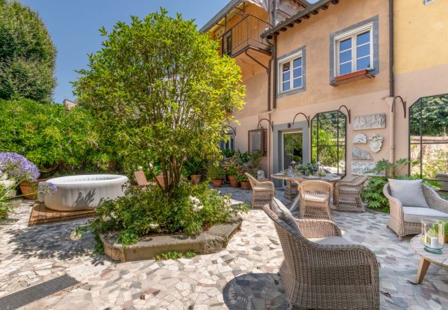 Apartamento en Lucca - Luxury Home, Private Garden and Jacuzzi inside Lucca Apartamento en Lucca - Luxury Home, Private Garden and Jacuzzi inside Lucca