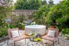 Apartamento en Lucca - Luxury Home, Private Garden and Jacuzzi inside Lucca