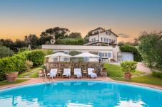 Villa en Lucca - Fairytale Farmhouse Villa with Views and Pool