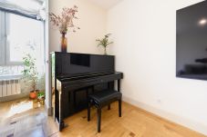 Apartamento en Madrid - Piso de 3 dormitorios +  2 Baños  y estudio con cocina desayunador en el corazón de Madrid
