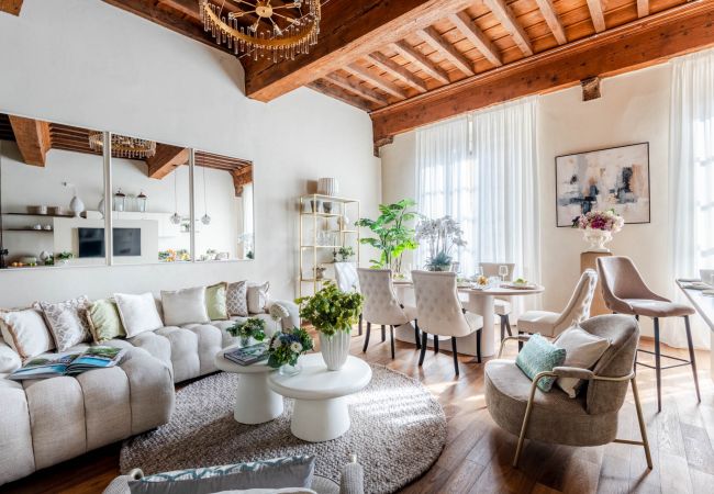 Apartamento en Lucca - Wake Up to Lucca’s Golden View