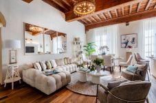 Apartamento en Lucca - Wake Up to Lucca’s Golden View