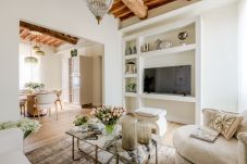 Apartamento en Lucca - Lucca Center Home with Parking & Balcony