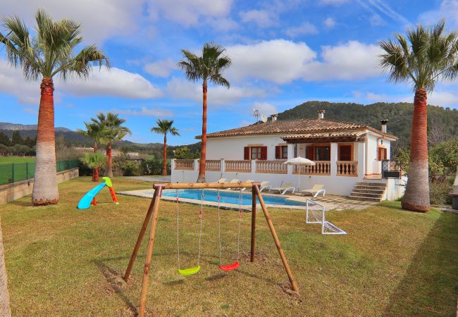 Jardin avec piscine, espace de jeu