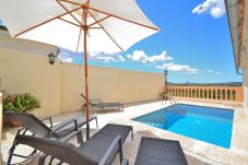 Piscine, vue panoramique, nature, chaises longues, ciel bleu