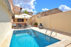 Terrasse, piscine privée, barbecue, chaise longue, eau, bleu, beau temps. 