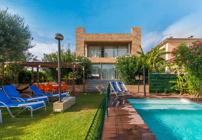 Charmante villa avec un beau jardin et une piscine. Isabel 206