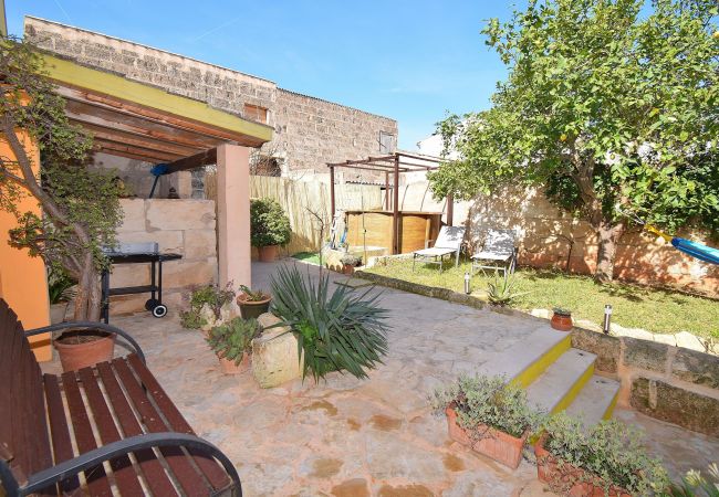 Maison à Muro - Maison de ville 015 avec piscine privée, jardin, terrasse, barbecue et WiFi Maison à Muro - Maison de ville 015 avec piscine privée, jardin, terrasse, barbecue et WiFi