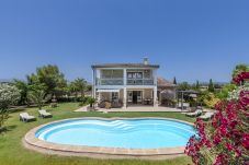 Villa avec grande piscine, beau jardin privé