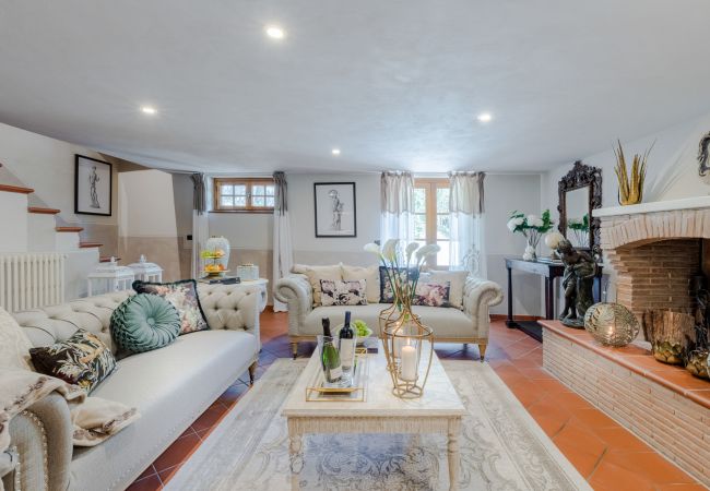 Villa à Lucca - VILLA ARSINA, Modern Italian Tradition. Private Pool Villa à Lucca - VILLA ARSINA, Modern Italian Tradition. Private Pool