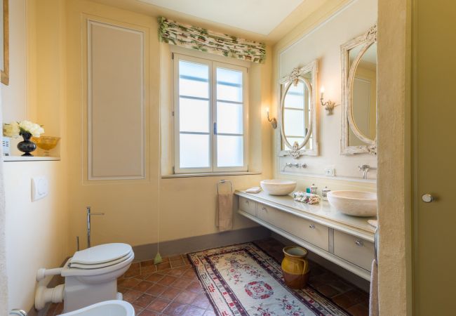 Villa à Lucca - Luxury Wine Estate Villa Framed Among Lucca' Hills Villa à Lucca - Luxury Wine Estate Villa Framed Among Lucca' Hills