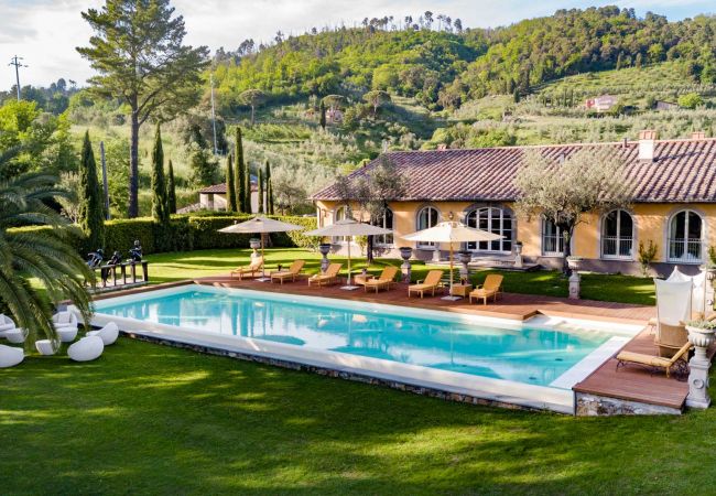 Villa à Lucca - Luxury Wine Estate Villa Framed Among Lucca' Hills Villa à Lucca - Luxury Wine Estate Villa Framed Among Lucca' Hills