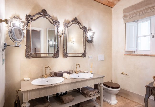 Villa à Lucca - Luxury Wine Estate Villa Framed Among Lucca' Hills Villa à Lucca - Luxury Wine Estate Villa Framed Among Lucca' Hills