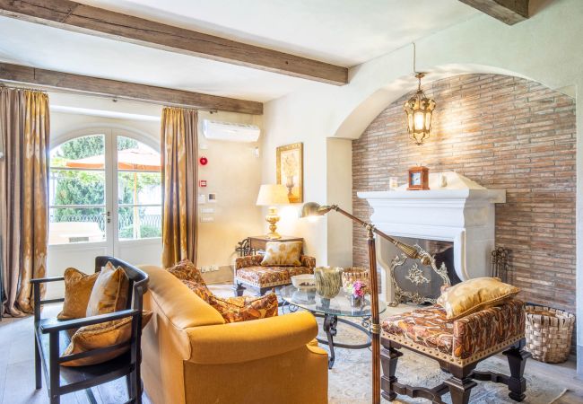 Villa à Lucca - Luxury Wine Estate Villa Framed Among Lucca' Hills Villa à Lucca - Luxury Wine Estate Villa Framed Among Lucca' Hills