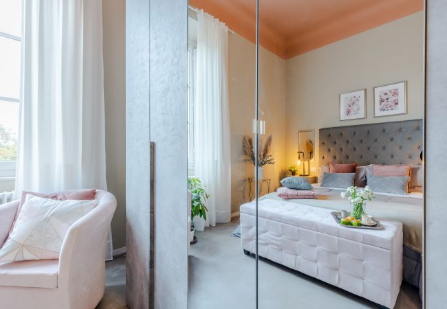 Appartement à Lucca - Casa Gina, a modern charming urban retreat with free parking by the train station and the Walls of Lucca Appartement à Lucca - Casa Gina, a modern charming urban retreat with free parking by the train station and the Walls of Lucca