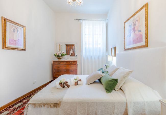 Appartement à Lucca - The Garden Along The Stream, romantic apartment with private garden inside the walls of Lucca Appartement à Lucca - The Garden Along The Stream, romantic apartment with private garden inside the walls of Lucca