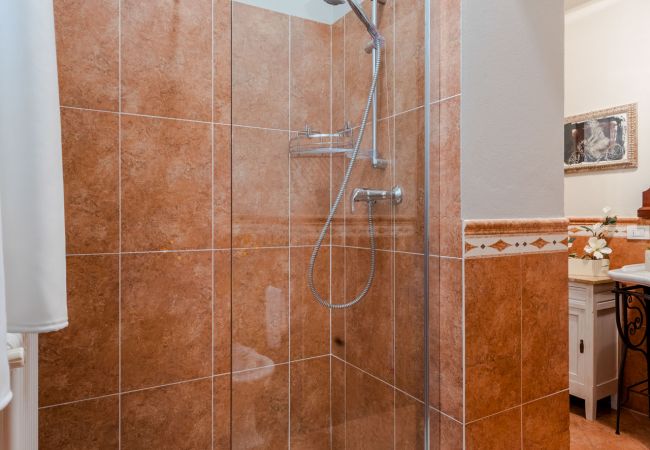 Appartement à Lucca - The Garden Along The Stream, romantic apartment with private garden inside the walls of Lucca Appartement à Lucca - The Garden Along The Stream, romantic apartment with private garden inside the walls of Lucca