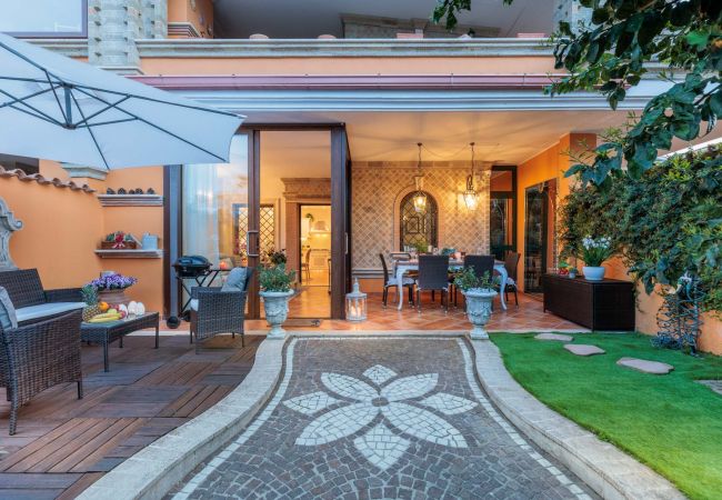 villa à Torvaianica - A Luxury 2 Bedrooms Villa with Garden and Private Jacuzzi by the beach of Torvaianica and Campo Ascolano