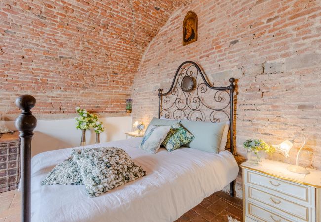 Appartement à Lucca - Casa La Guardia, a Classic 3 bedrooms Panoramic Apartment inside a Medieval tower dating back to 1100s within the Walls of Lucca Appartement à Lucca - Casa La Guardia, a Classic 3 bedrooms Panoramic Apartment inside a Medieval tower dating back to 1100s within the Walls of Lucca