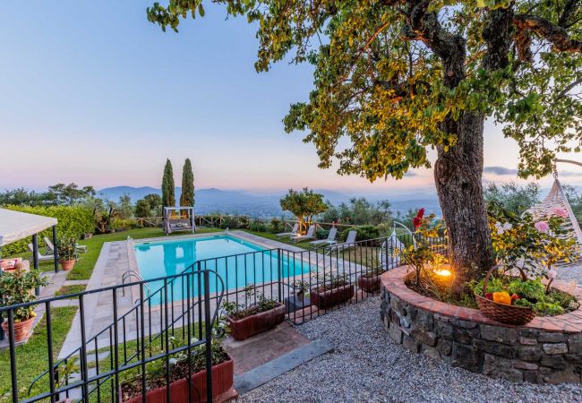Villa à Lucca - Tuscan Fizz, a traditional Stone Farmhouse with Private Pool and Amazing View among the Vineyards in Lucca Villa à Lucca - Tuscan Fizz, a traditional Stone Farmhouse with Private Pool and Amazing View among the Vineyards in Lucca