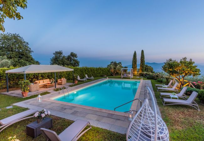 Villa à Lucca - Tuscan Fizz, a traditional Stone Farmhouse with Private Pool and Amazing View among the Vineyards in Lucca Villa à Lucca - Tuscan Fizz, a traditional Stone Farmhouse with Private Pool and Amazing View among the Vineyards in Lucca