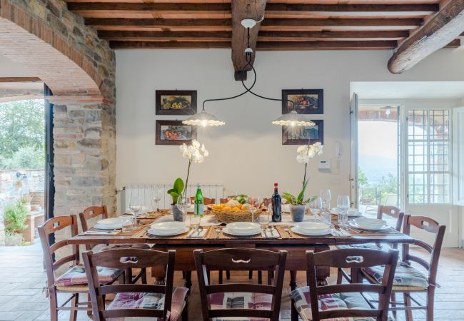 Villa à Lucca - Tuscan Fizz, a traditional Stone Farmhouse with Private Pool and Amazing View among the Vineyards in Lucca Villa à Lucca - Tuscan Fizz, a traditional Stone Farmhouse with Private Pool and Amazing View among the Vineyards in Lucca