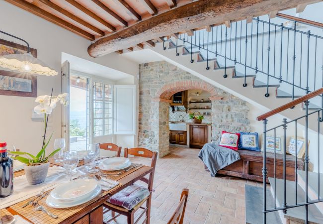 Villa à Lucca - Tuscan Fizz, a traditional Stone Farmhouse with Private Pool and Amazing View among the Vineyards in Lucca Villa à Lucca - Tuscan Fizz, a traditional Stone Farmhouse with Private Pool and Amazing View among the Vineyards in Lucca