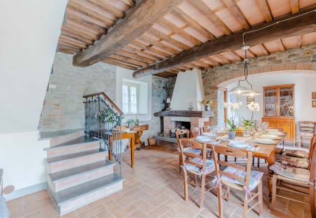 Villa à Lucca - Tuscan Fizz, a traditional Stone Farmhouse with Private Pool and Amazing View among the Vineyards in Lucca Villa à Lucca - Tuscan Fizz, a traditional Stone Farmhouse with Private Pool and Amazing View among the Vineyards in Lucca