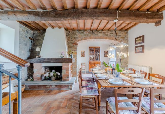 Villa à Lucca - Tuscan Fizz, a traditional Stone Farmhouse with Private Pool and Amazing View among the Vineyards in Lucca Villa à Lucca - Tuscan Fizz, a traditional Stone Farmhouse with Private Pool and Amazing View among the Vineyards in Lucca