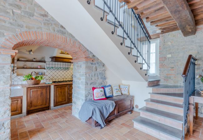 Villa à Lucca - Tuscan Fizz, a traditional Stone Farmhouse with Private Pool and Amazing View among the Vineyards in Lucca Villa à Lucca - Tuscan Fizz, a traditional Stone Farmhouse with Private Pool and Amazing View among the Vineyards in Lucca