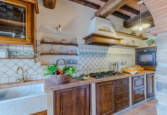Villa à Lucca - Tuscan Fizz, a traditional Stone Farmhouse with Private Pool and Amazing View among the Vineyards in Lucca Villa à Lucca - Tuscan Fizz, a traditional Stone Farmhouse with Private Pool and Amazing View among the Vineyards in Lucca