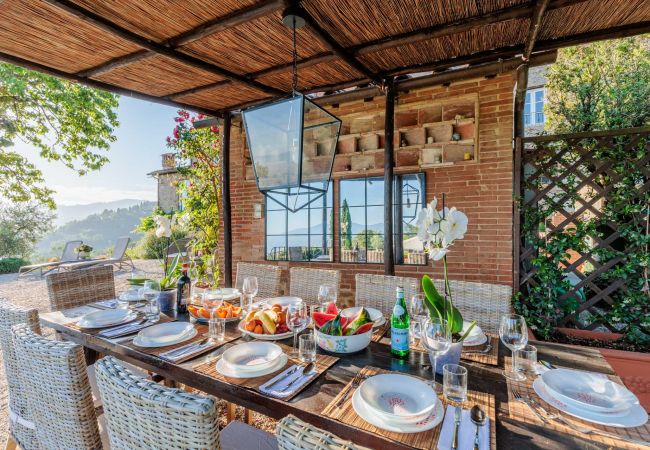 Villa à Lucca - Tuscan Fizz, a traditional Stone Farmhouse with Private Pool and Amazing View among the Vineyards in Lucca Villa à Lucca - Tuscan Fizz, a traditional Stone Farmhouse with Private Pool and Amazing View among the Vineyards in Lucca