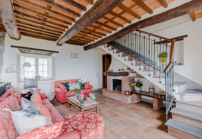 Villa à Lucca - Tuscan Fizz, a traditional Stone Farmhouse with Private Pool and Amazing View among the Vineyards in Lucca Villa à Lucca - Tuscan Fizz, a traditional Stone Farmhouse with Private Pool and Amazing View among the Vineyards in Lucca