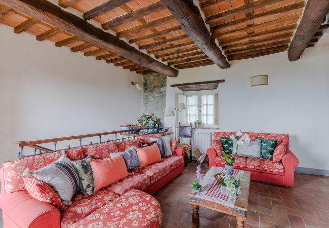 Villa à Lucca - Tuscan Fizz, a traditional Stone Farmhouse with Private Pool and Amazing View among the Vineyards in Lucca Villa à Lucca - Tuscan Fizz, a traditional Stone Farmhouse with Private Pool and Amazing View among the Vineyards in Lucca