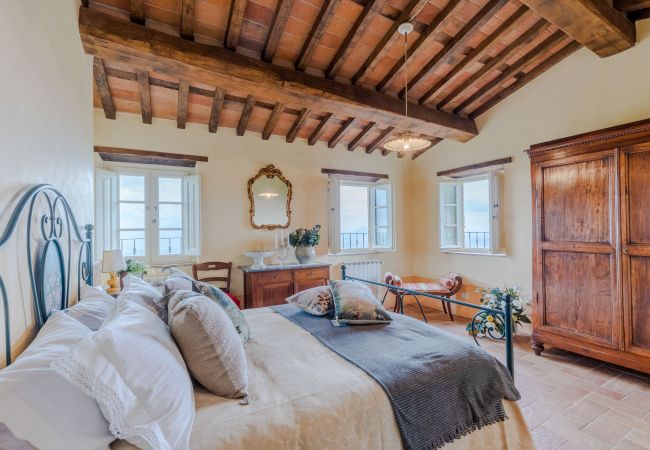 Villa à Lucca - Tuscan Fizz, a traditional Stone Farmhouse with Private Pool and Amazing View among the Vineyards in Lucca Villa à Lucca - Tuscan Fizz, a traditional Stone Farmhouse with Private Pool and Amazing View among the Vineyards in Lucca