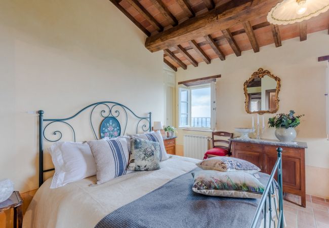 Villa à Lucca - Tuscan Fizz, a traditional Stone Farmhouse with Private Pool and Amazing View among the Vineyards in Lucca Villa à Lucca - Tuscan Fizz, a traditional Stone Farmhouse with Private Pool and Amazing View among the Vineyards in Lucca