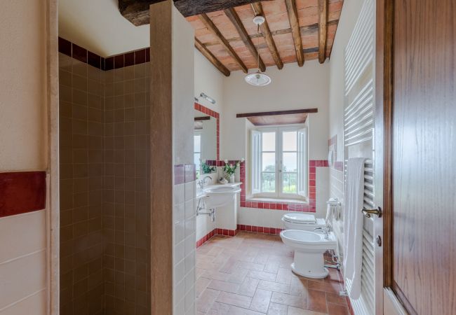 Villa à Lucca - Tuscan Fizz, a traditional Stone Farmhouse with Private Pool and Amazing View among the Vineyards in Lucca Villa à Lucca - Tuscan Fizz, a traditional Stone Farmhouse with Private Pool and Amazing View among the Vineyards in Lucca