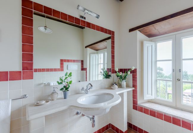 Villa à Lucca - Tuscan Fizz, a traditional Stone Farmhouse with Private Pool and Amazing View among the Vineyards in Lucca Villa à Lucca - Tuscan Fizz, a traditional Stone Farmhouse with Private Pool and Amazing View among the Vineyards in Lucca