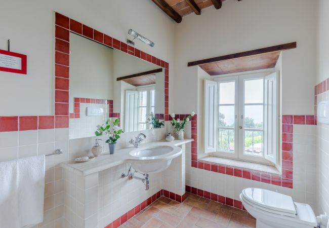 Villa à Lucca - Tuscan Fizz, a traditional Stone Farmhouse with Private Pool and Amazing View among the Vineyards in Lucca Villa à Lucca - Tuscan Fizz, a traditional Stone Farmhouse with Private Pool and Amazing View among the Vineyards in Lucca