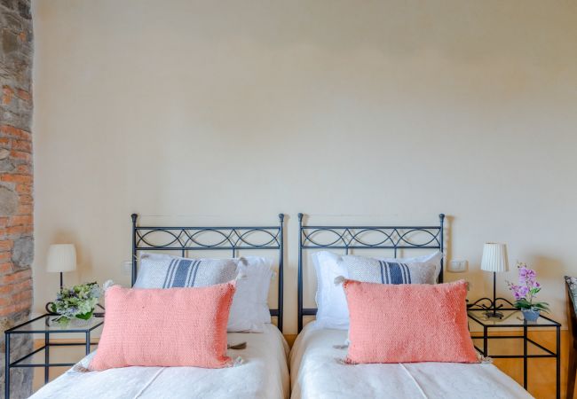 Villa à Lucca - Tuscan Fizz, a traditional Stone Farmhouse with Private Pool and Amazing View among the Vineyards in Lucca Villa à Lucca - Tuscan Fizz, a traditional Stone Farmhouse with Private Pool and Amazing View among the Vineyards in Lucca