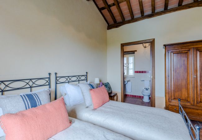 Villa à Lucca - Tuscan Fizz, a traditional Stone Farmhouse with Private Pool and Amazing View among the Vineyards in Lucca Villa à Lucca - Tuscan Fizz, a traditional Stone Farmhouse with Private Pool and Amazing View among the Vineyards in Lucca