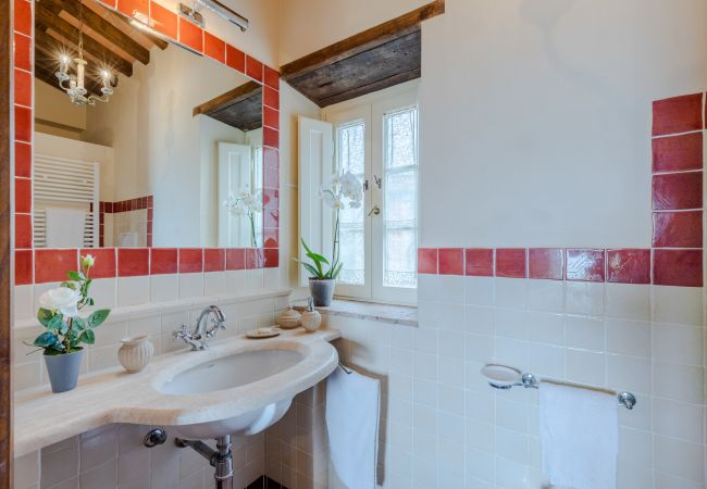 Villa à Lucca - Tuscan Fizz, a traditional Stone Farmhouse with Private Pool and Amazing View among the Vineyards in Lucca Villa à Lucca - Tuscan Fizz, a traditional Stone Farmhouse with Private Pool and Amazing View among the Vineyards in Lucca